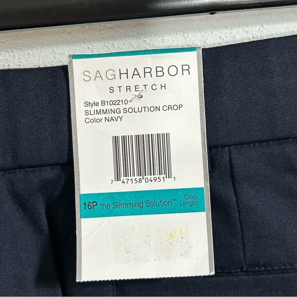 Sag Harbor NWT Women's Slimming Solution Stretch Navy Capris Size 16P - Picture 2 of 8